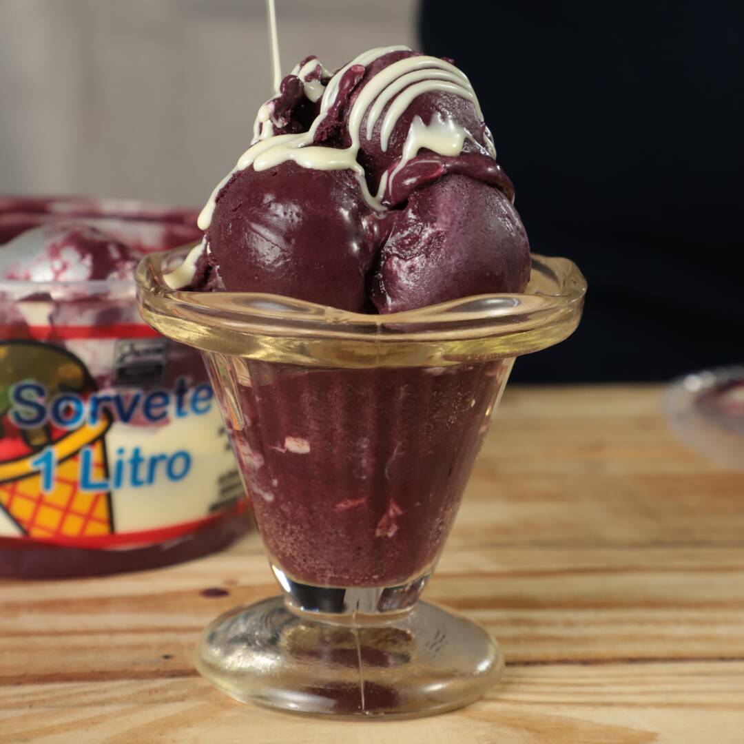 Batido e preparado com leite em pó, com acréscimo extra de Leite Ninho servido no pote.