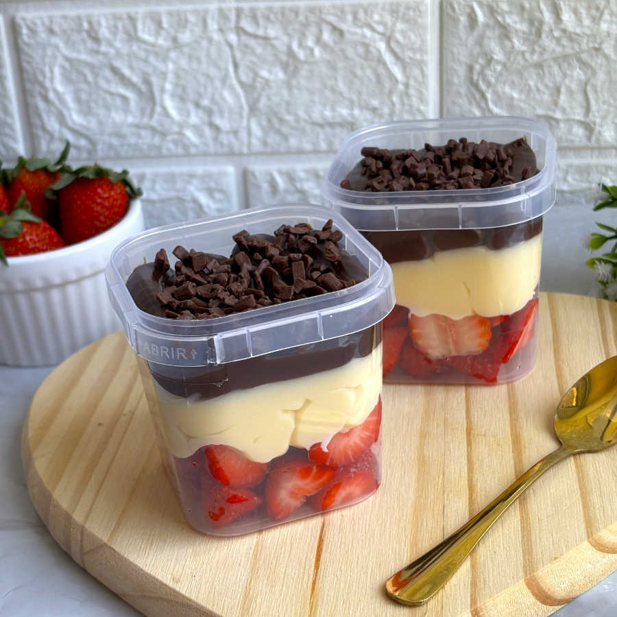 Deliciosas camadas de Morangos selecionados, brigadeiro cremoso de Ninho, brigadeiro cremoso de chocolate 50%, finalizado com granule melken.  Montado na hora!