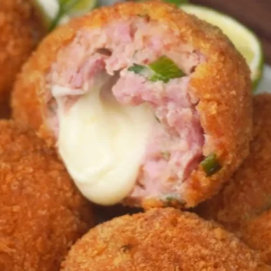 Bolinho de calabresa recheado com queijo derretido, uma explosão de sabor a cada mordida.