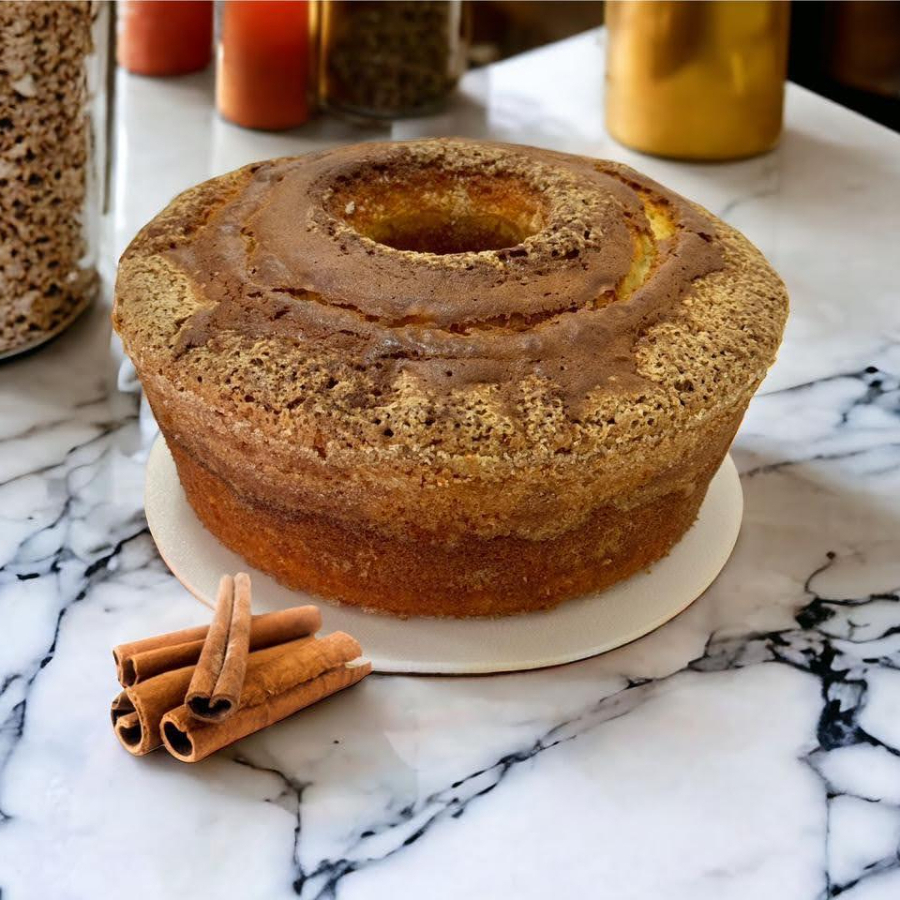 Bolo de Iogurte Tradicional. Delícia caseira que você merece! Bolo de iogurte com toque especial da vovó: fofinho feito com carinho. (Caramelizado com canela)