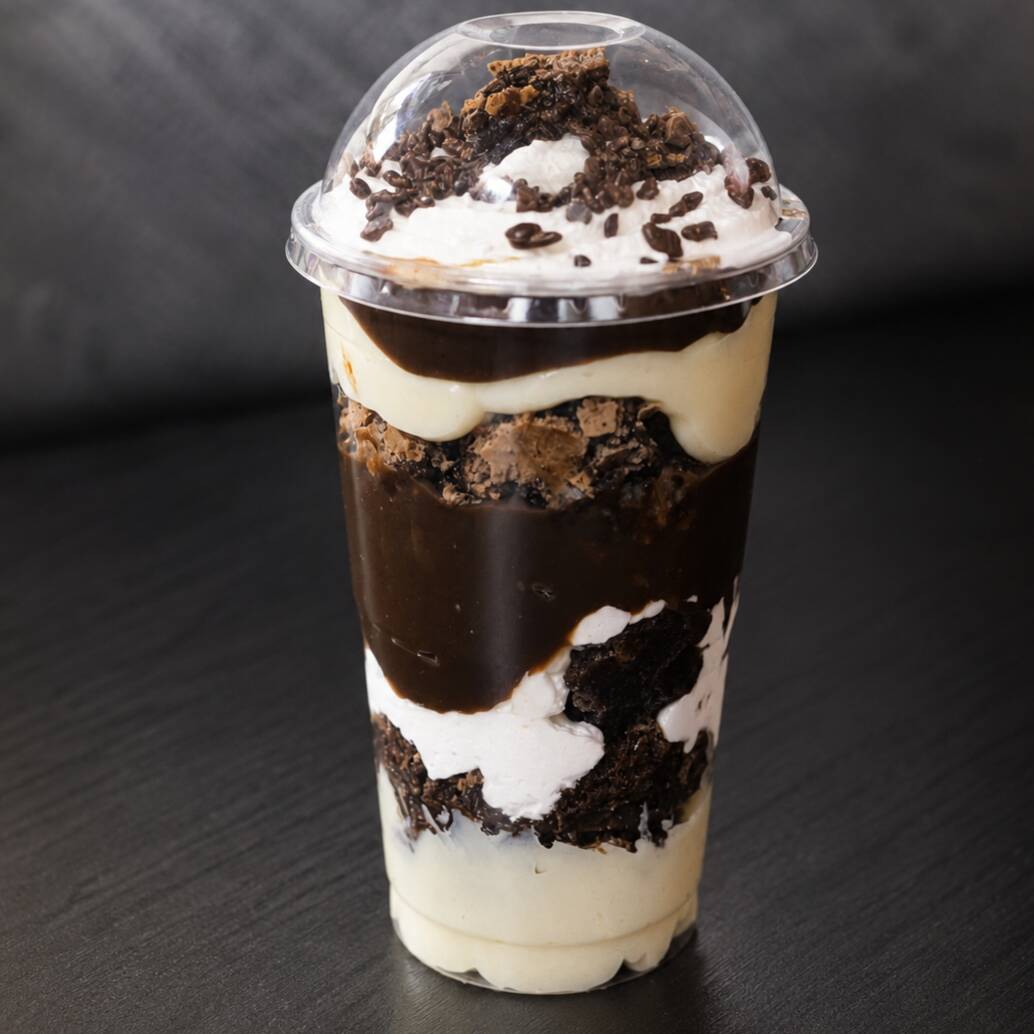 Uma combinação irresistível de pedacinhos de brownie, creme de chocolate, creme de Ninho e chantilly leve e cremoso, criando uma explosão de sabor em cada colherada! 💛🥄