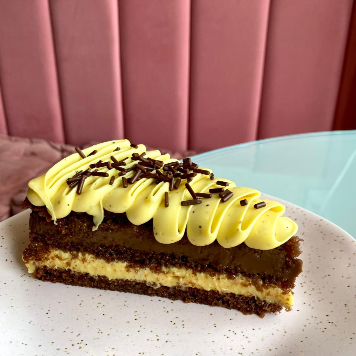 Massa de chocolate com creme de maracujá e creme de chocolate, finalizada com ganache de chocolate.