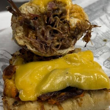 Baguete com queijo parmesão, creme de alho, maionese da casa, cebola roxa e queijo de sua escolha