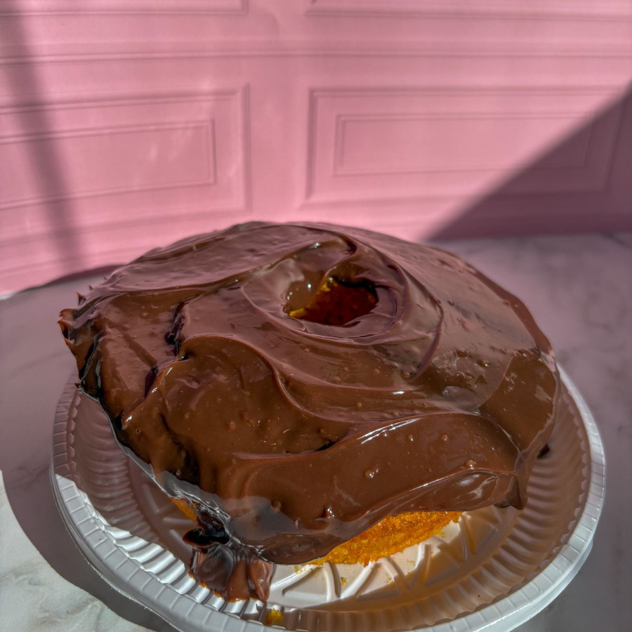 Bolo caseiro de cenoura bem fofinho, com aquela cobertura generosa de brigadeiro cremoso que a gente ama! Sabor de casa e carinho em cada pedaço. Serve em média 6 fatias.