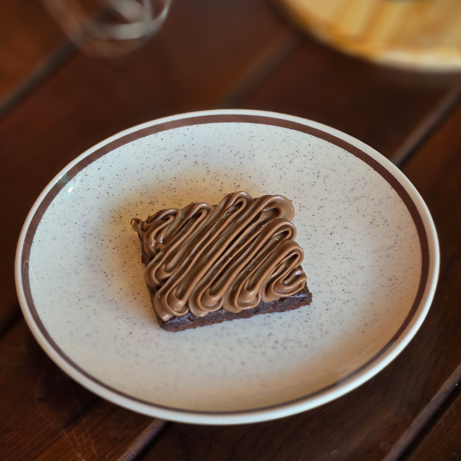 A combinação que dispensa apresentações. Chocolate sobre chocolate, com aquele toque inconfundível de avelã.