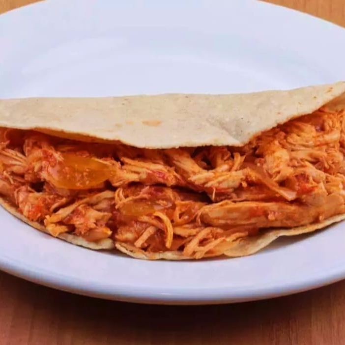 Quesadilla de Tinga de Pollo c/Queso Oaxaca (1pz.)