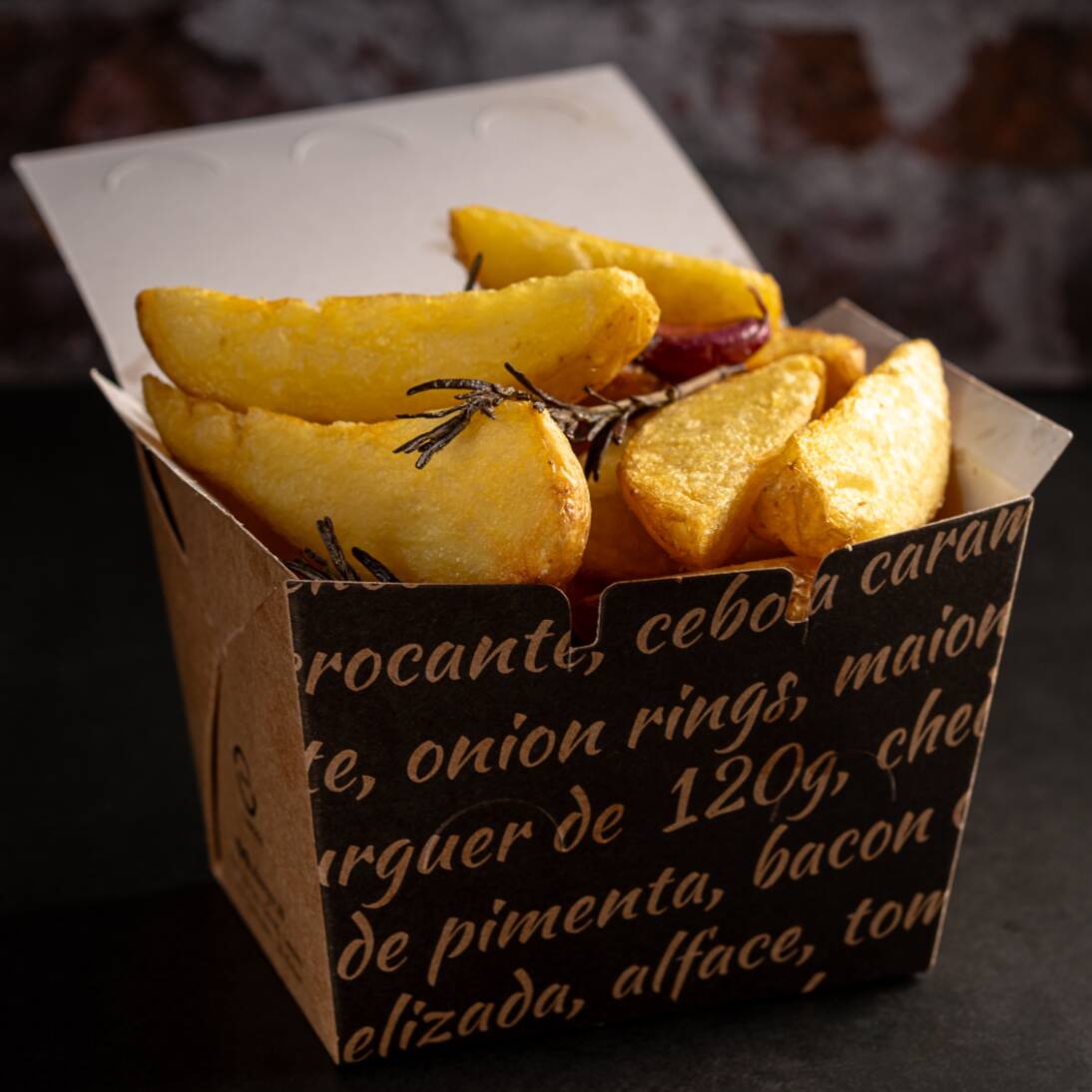 Destaque em nosso cardápio, nossa porção de 'Batatas Fritas Rústicas!' é incomparável! Cuidadosamente fritas com alho para um sabor irresistível, aromatizadas com alecrim fresco, que traz um perfume inconfundível. O resultado é uma batata crocante por fora, macia por dentro e repleta de sabores que conquistam fãs. A batata rústica que você já provou!
