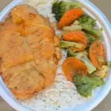 Arroz, Feijão, Empanado de Frango e Legumes Sortidos