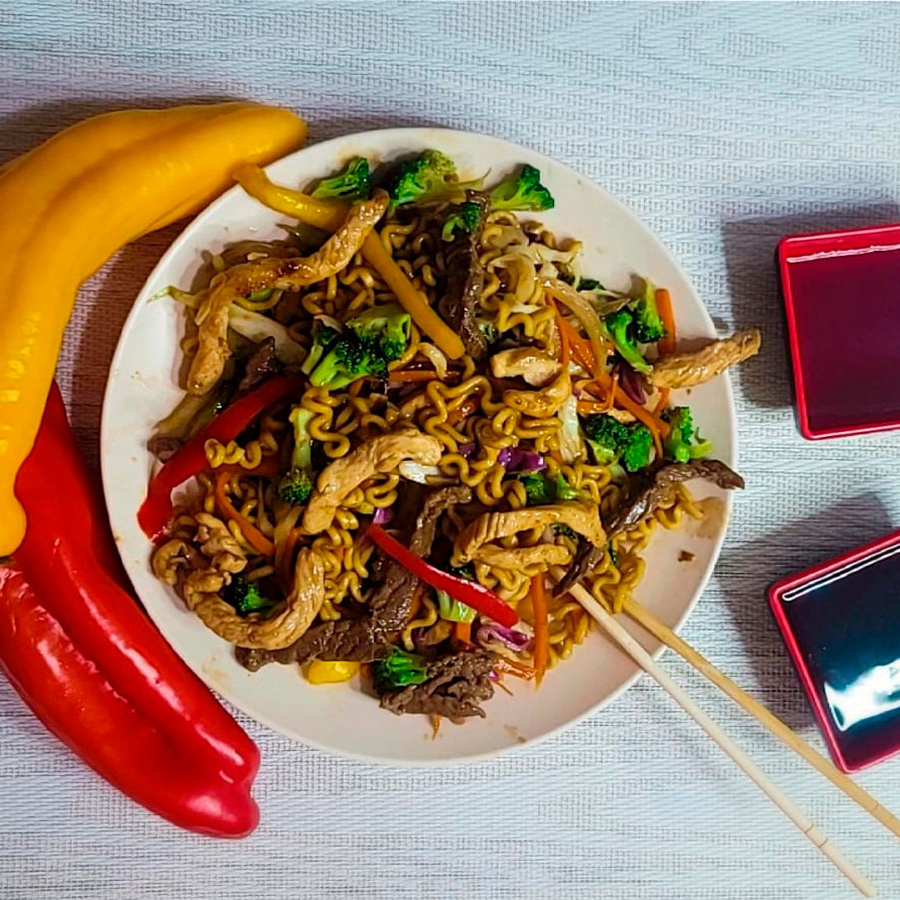 Prepare-se para uma incrível experiência gastronômica com o nosso Yakisoba. Este prato é preparado com legumes frescos e a mais fina seleção de proteínas, proporcionando uma combinação harmoniosa de sabores agridoces e texturas crocantes. Os legumes 'al dente' adicionam um toque de frescor, e tudo é preparado na hora, garantindo que você desfrute do melhor que o sabor tem a oferecer. Pode acreditar, este é, verdadeiramente, o melhor Yakisoba que você terá o prazer de saborear.