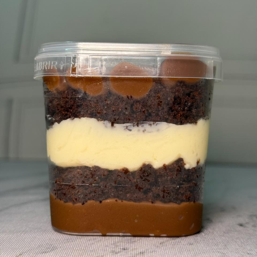 Bolo massa de chocolate com recheio de brigadeiro cremoso e recheio de coco. Serve 1 pessoa.