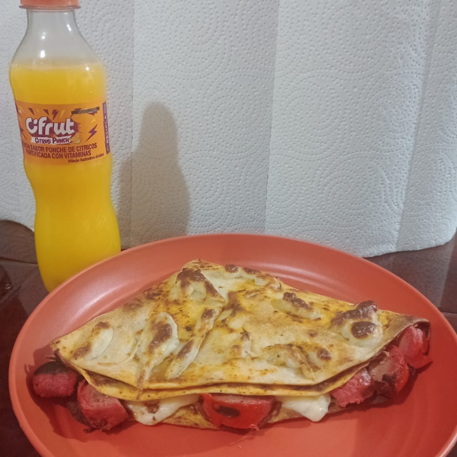 Crepizza al Horno de Salchicha Roja+Jugo Cifrut