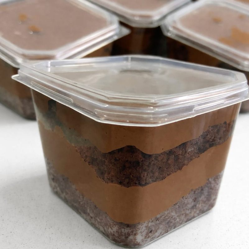 Massa super úmida e com sabor de quero mais, combinado com um recheio de brigadeiro gourmet. Finalizado com granulado de chocolate nobre. Pote de 250ml