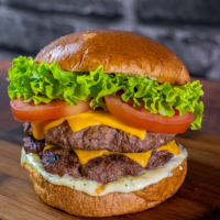 Pão, alface lisa, tomate, 2 hambúrgueres 120g (cada) de fraldinha, queijo cheddar e maionese artesanal.