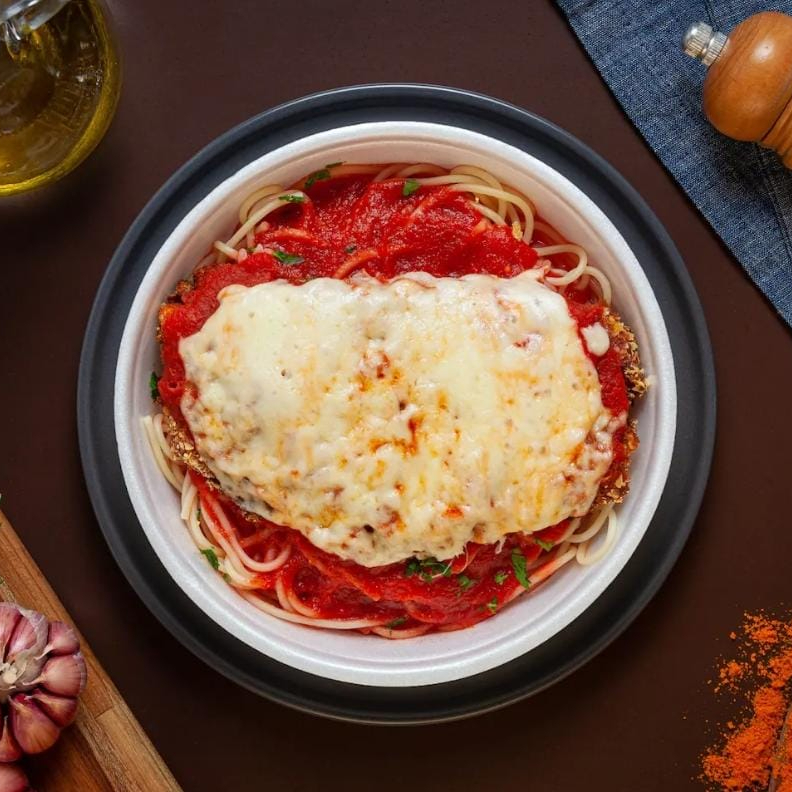 ESPAGUETE AO MOLHO SUGO ACOMPANHADO DE FRANGO A PARMEGIANA BEM RECHEADA