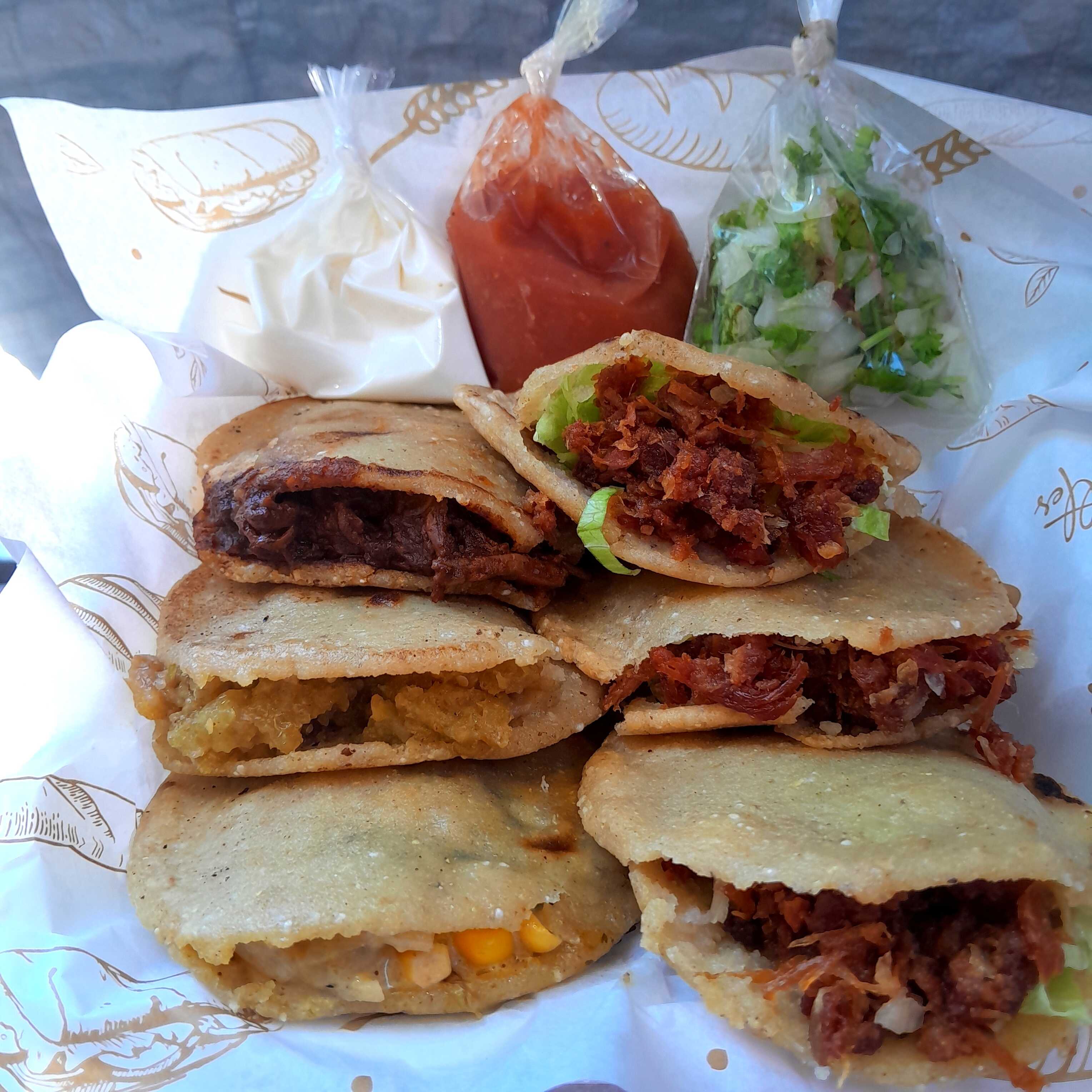 Combo #3- 6gorditas a Elegir + Agua Jamaica 1L