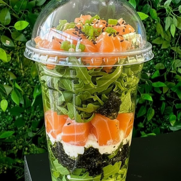 Nosso delicioso Temaki salada no copo, não tem como não se apaixonar por essa explosão de sabor, montado com mix de folhas, nori picadinho, cream chesse, salmão cru em cubos, cebolinha e gergelim, pesando total aproximadamente 250gramas.