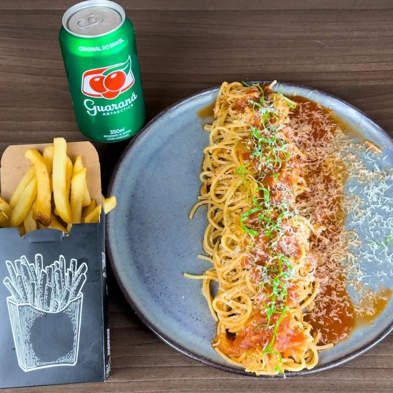 Espaguete com Frango Desfiado + Batata Frita + Guaraná (combo aprox. 700g) Macarrão com frango desfiado bem temperado, acompanhado de batata frita crocante e um Guaraná gelado. Combo completo, saboroso e pronto pra matar a fome!