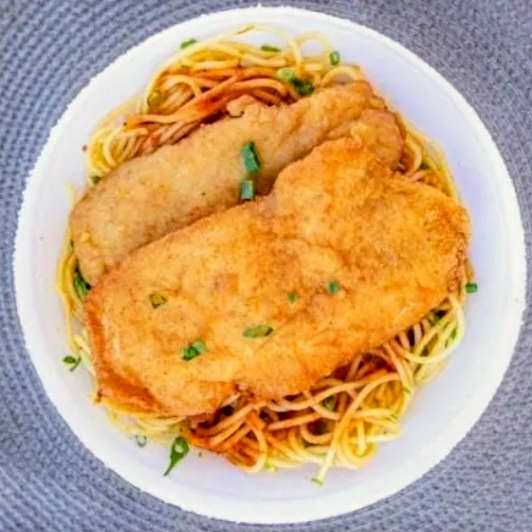 Marmita com Delicioso filé de Frango à milanesa (empanado na massa crocante) acompanhado de macarrão espaguete al dente temperadinho. Marmita P (500 ml), aprox. 400 gramas, serve 1 pessoa