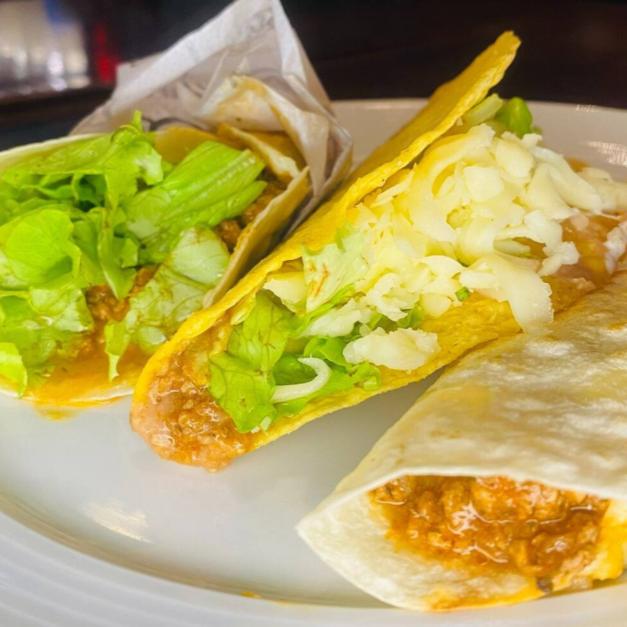 Deliciosos pratos mexicanos feito com tortilha de 18cm Taco, Burrito e Quesadilla feitos com Frango desfiado e temperado.