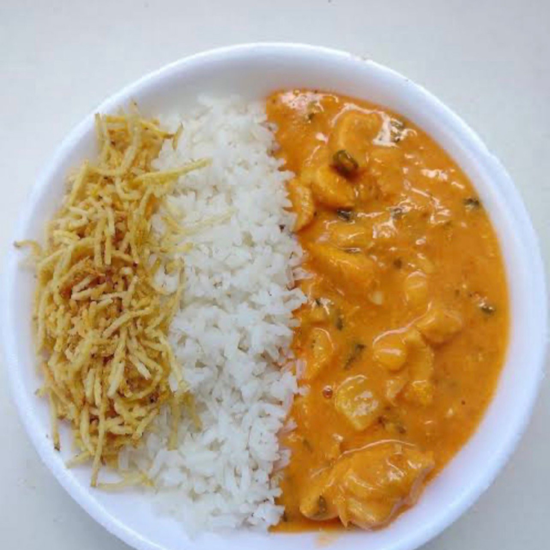 Delicioso Strogonoff de Frango que acompanha : arroz branco, strogonoff de frango e batata frita.
Aproximadamente 400gr.
Tamanho : P
Serve bem 1 pessoa