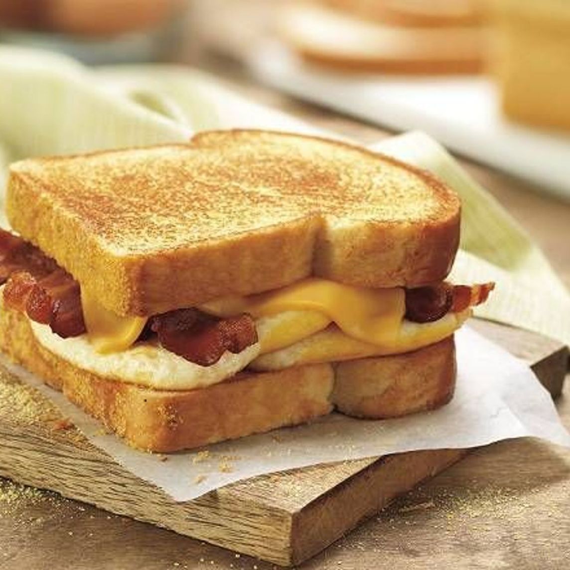 Texas Toast con Huevo, Tocino y Queso