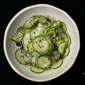 Salada de pepino marinada com kani finalizada com gergelim.