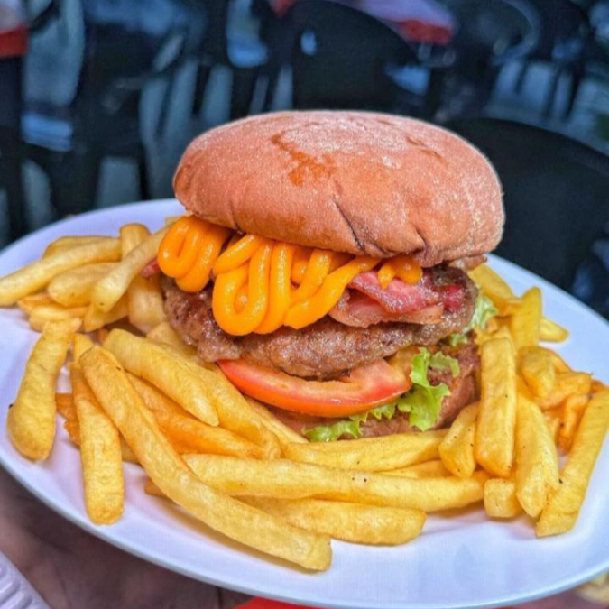 Feito com o delicioso Pão Australiano, Hambúrguer 150g Suculento de Costela, Cheddar Cremoso, Bacon Crocante, Alface e Tomate + Acompanhamento de Batata Frita150g.