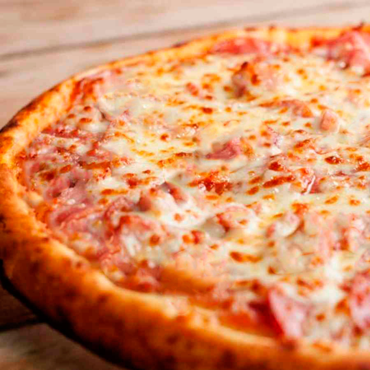 Presunto, bacon, parmesão e mussarela.