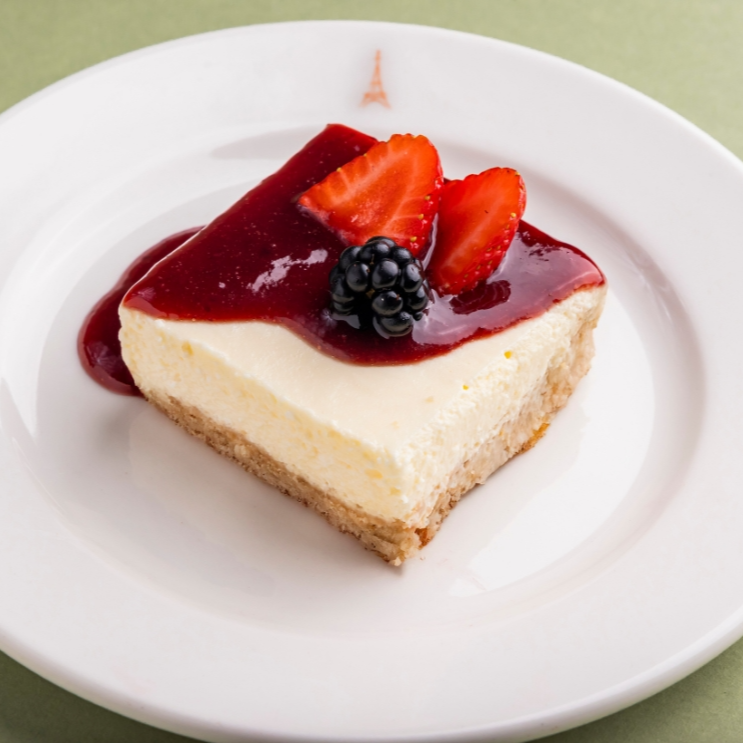 Com base de biscoito, recheada com creme de queijo saborizado com limão e finalizada com frutas vermelhas, preparada diariamente.
