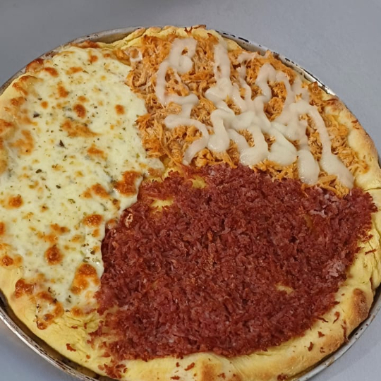 Se a Esfirra no tamanho normal já era boa, imagina no tamanho gigante, com 3 sabores da sua preferência.