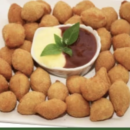 100 deliciosos Mini salgados mistos - 20 und de cada sabor: (coxinha, requeijão, carne, salsicha e presunto e queijo). Obs: Não podemos alterar os sabores dos salgados e não acompanha molhos.