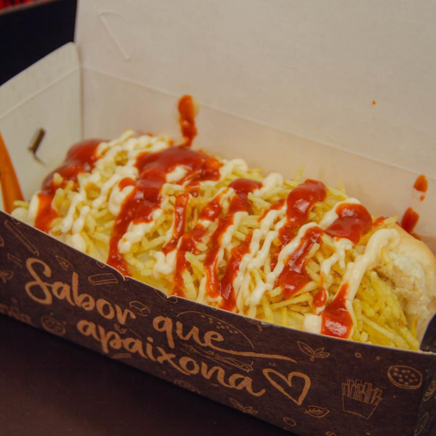 Pão de Leite, Molho de Tomate, 2 salsichas, Batata Palha, Milho, Ervilha, Vinagrete, Ketchup, Maionese, Mostarda, purê de Batata