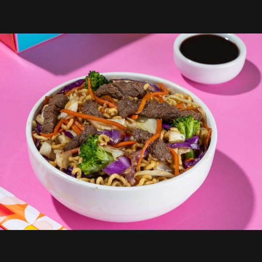 Porção Média, Serve 1 a 2  pessoas – pode dividir!  Sabor: Carne bovina Ingredientes frescos e sabor autêntico:  Massa oriental cozida no ponto certo  Repolho branco e roxo  Cenoura e cebola roxa  Brócolis verde  Molho shoyu especial  Toque de óleo de gergelim torrado  Tempero japonês tradicional   Porção generosa com + de 500g de Sabor, qualidade e variedade em uma só refeição!