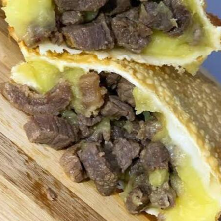 Pirão de aipim, queijo ralado, mussarela e carne do sol. → Atenção alérgicos: contém derivados de leite.