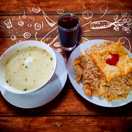 Combo 1 Chaufa de Pollo, Caldo con Huevo y Chicha