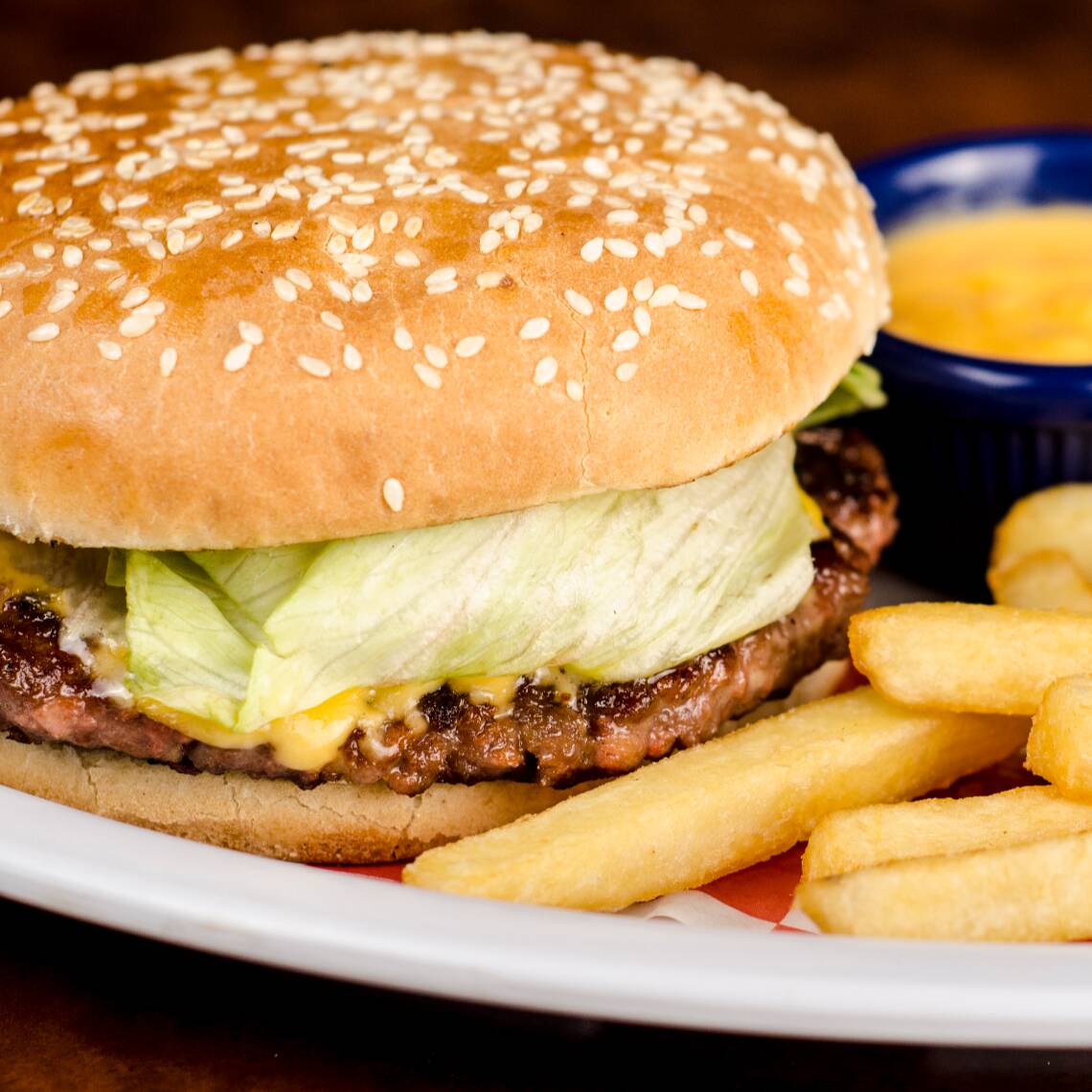 Burger Sencilla con papas y refresco.