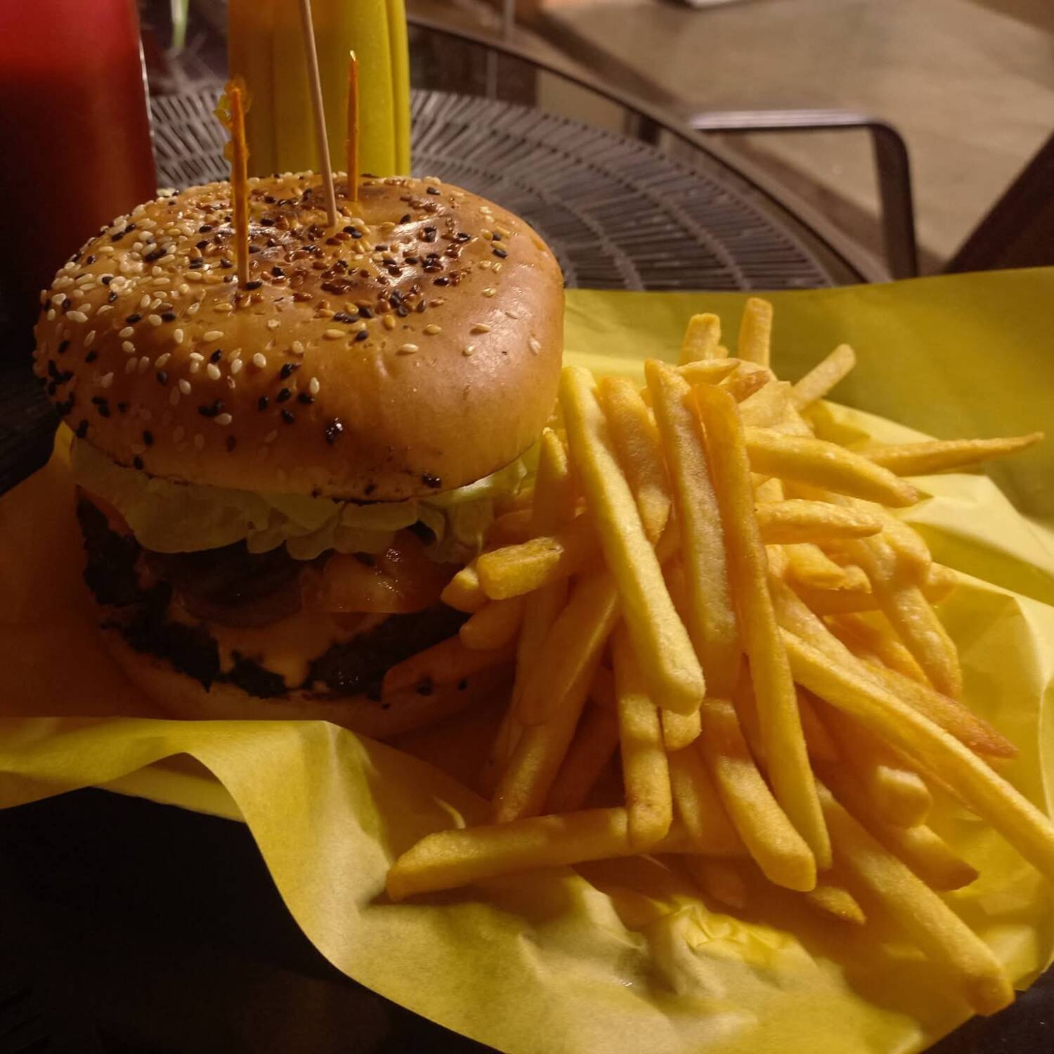 COMBO DE HAMBURGUESA PAPAS Y SODA