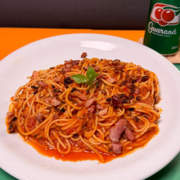 Delicie-se com nossa irresistível Massa Refogada ao Alho e Óleo, acompanhada de pedaços de bacon! Uma explosão de sabores e texturas que fará seu paladar vibrar a cada garfada. Uma experiência gastronômica única que você não pode perder!