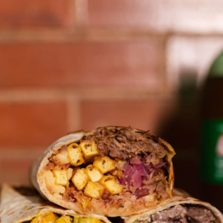 Uma explosão de sabores! Frango suculento, bacon crocante, queijo derretido, picles de cebola roxa e batata frita crocante, tudo envolto em uma tortilla macia e dourada.