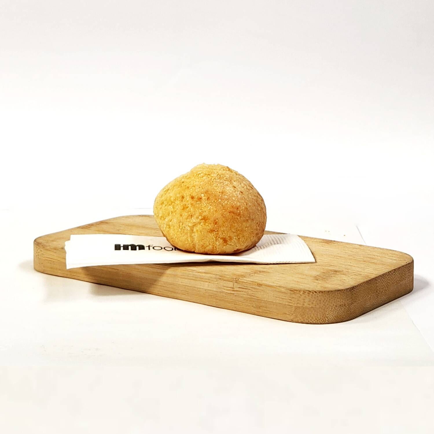 Pão de queijo crocante por fora e macio por dentro, feito com queijo meia-cura.