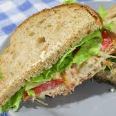 FILÉ DE FRANGO, COM ALFACE, TOMATE E MOLHO DA CASA