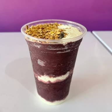 Granola, leite em pó e leite condensado.