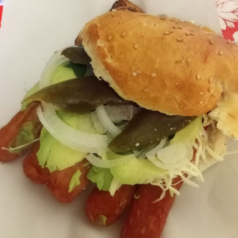 Cemita de salchicha.