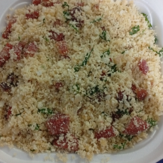Farofa com bacom e calabresa