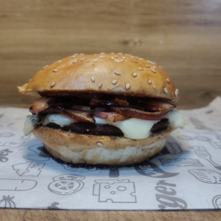 Pão, carne, queijo e bacon.