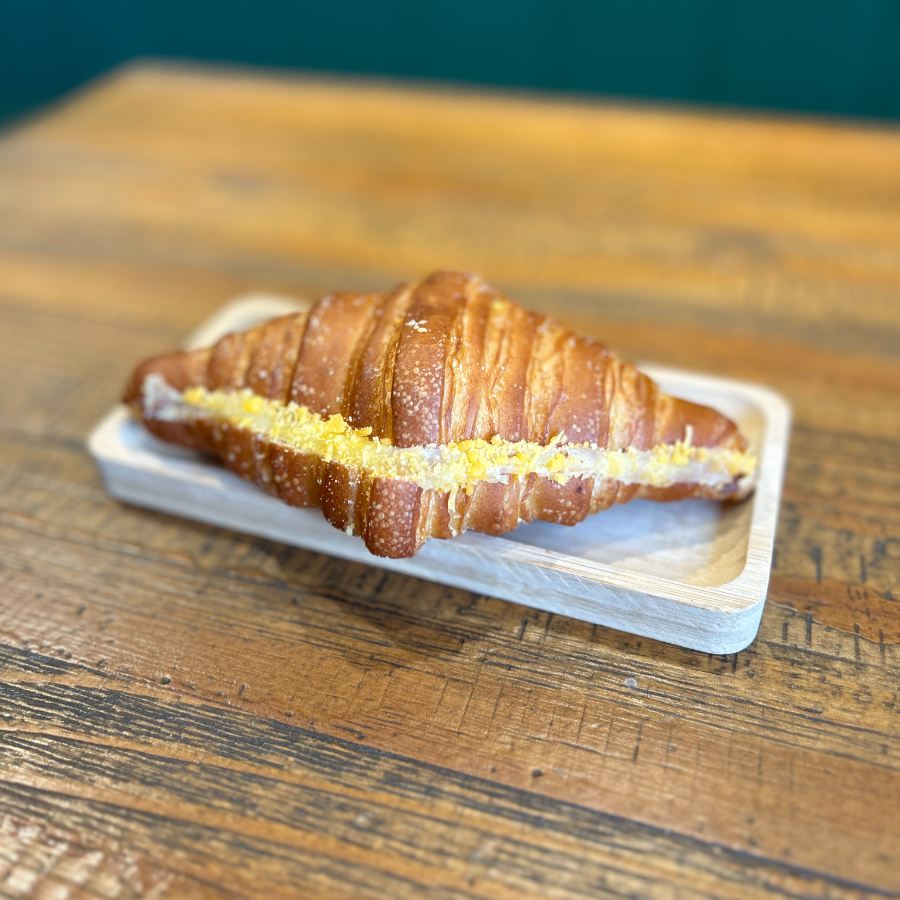 Croissant recheado com quatro queijos, massa leve e crocante.