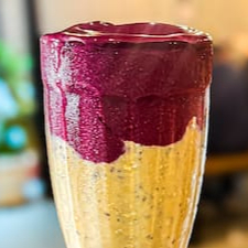 500ml A combinação perfeita entre o sabor marcante do açaí e a refrescância do maracujá! Feito com sorvete cremoso de açaí, creme americano e maracujá natural. Um suco cremoso, doce na medida certa e irresistivelmente tropical.