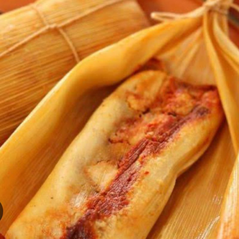 TAMAL DE POLLO EN SALSA ROJA