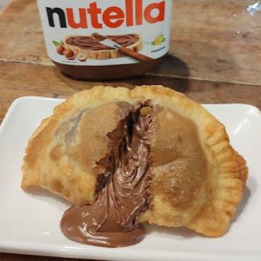 Delicioso pastel de massa caseira com Nutella
