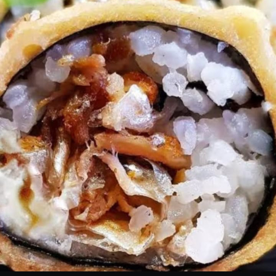 30 Hots crocante com recheio de uma deliciosa pele de salmão grelhada, arroz japonês, creme cheese e cebolinha e 1 temaki hot de skin.